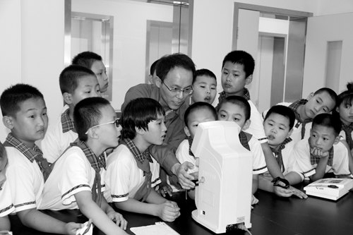 小學(xué)生走進國家石油裝備產(chǎn)品質(zhì)檢中心（山東）實驗室