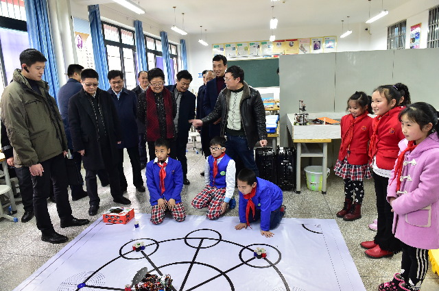 顧秀蓮赴重慶調(diào)研關(guān)心下一代工作，視察“少年硅谷”項(xiàng)目