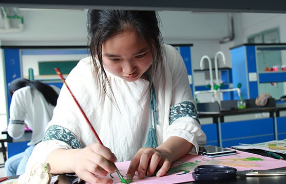 葉脈還能變書簽？衢州學(xué)院化學(xué)實(shí)驗(yàn)室也有“詩情畫意”