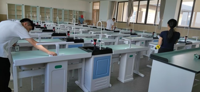 新科教學(xué)設(shè)備再譜校企合作新篇 ——北流市新華高級中學(xué)現(xiàn)代化實驗室項目圓滿通過驗收