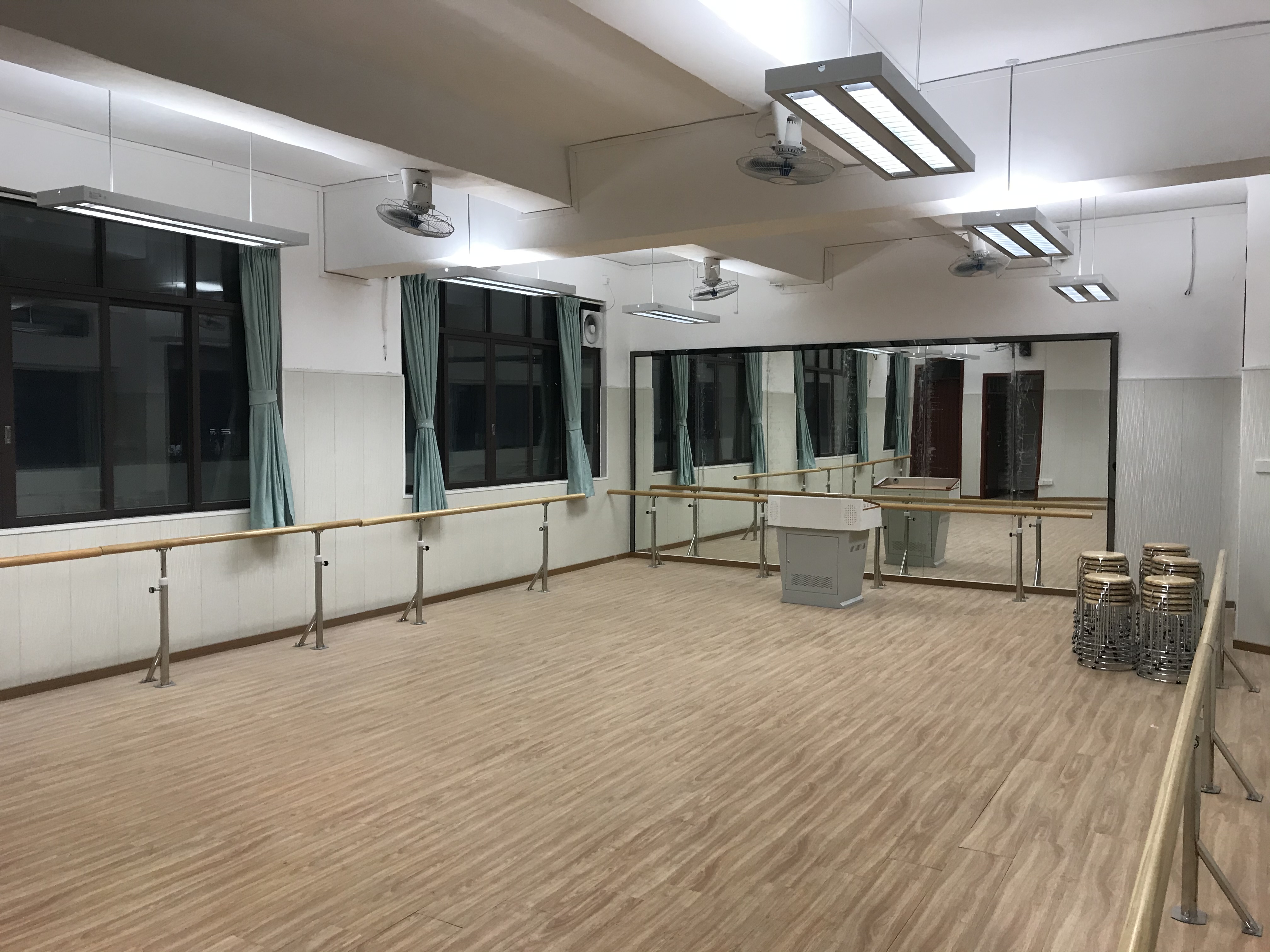 <a href='http://www.eqeq.cc/chanpin/59-1.html' target='1' style='font-size:18px; font-weight:bold; color:#000000;'>舞蹈室</a>