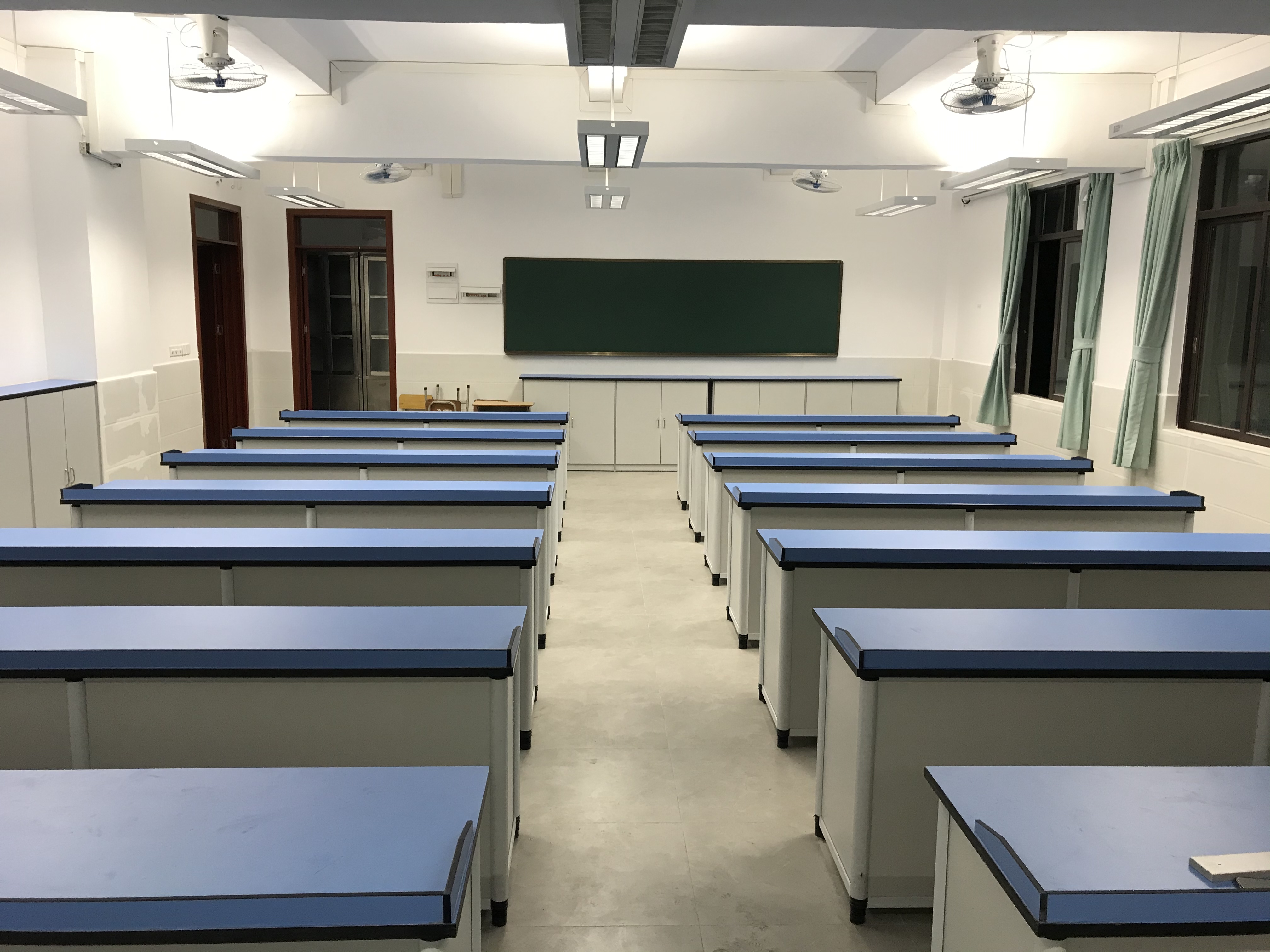 <a href='http://www.eqeq.cc/' target='1' style='font-size:14px; font-weight:bold; color:#0080ff;'>物理實驗室</a>