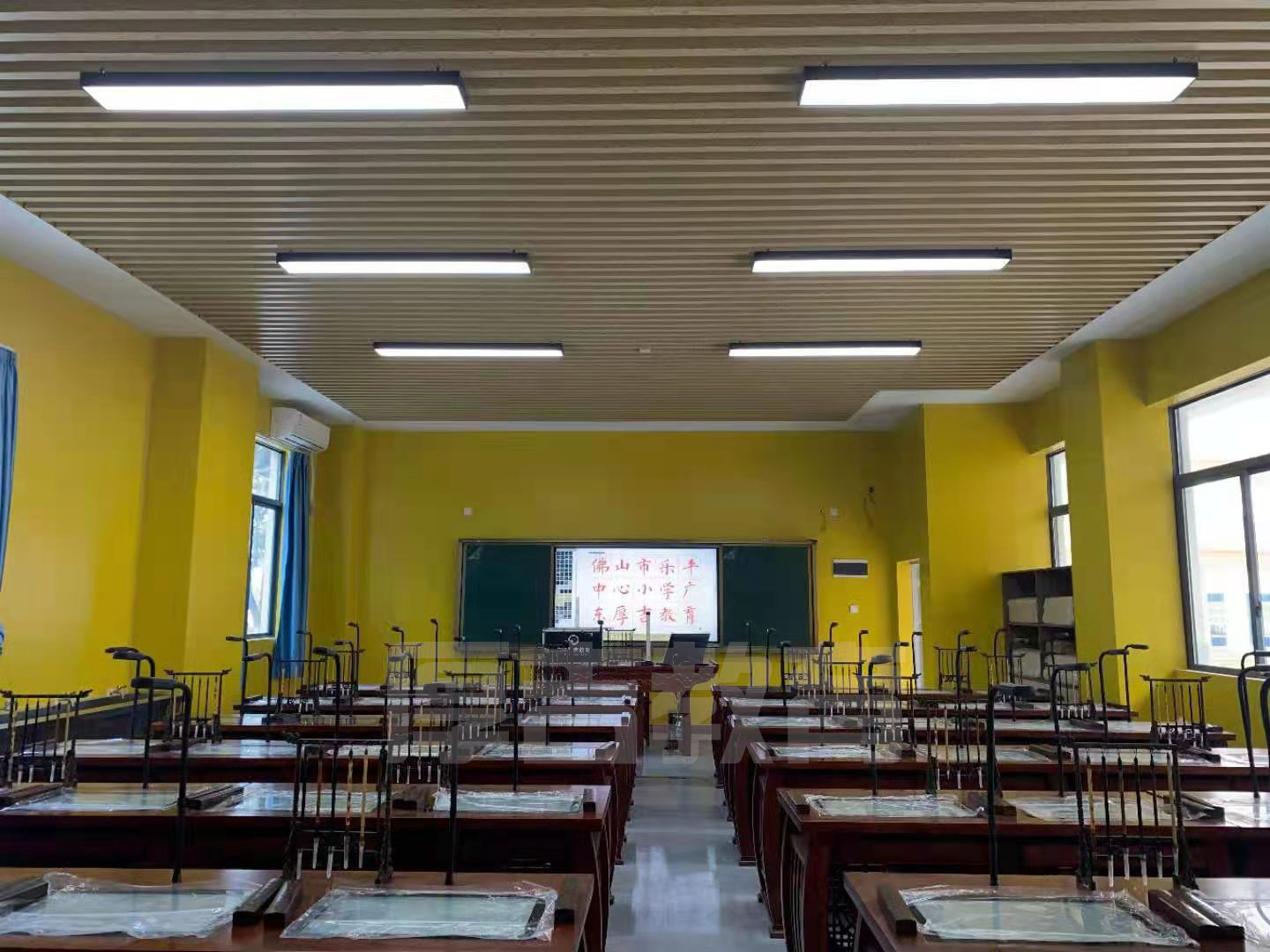 學(xué)校<a href='http://www.eqeq.cc/chanpin/57-1.html' target='1' style='font-size:18px; font-weight:bold; color:#000000;'>書法室</a>