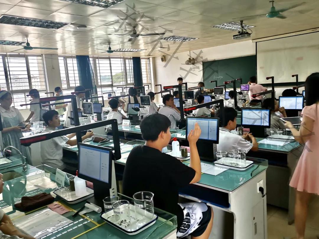 <a href='http://www.eqeq.cc/' target='1' style='font-size:14px; font-weight:bold; color:#0080ff;'>物理實(shí)驗(yàn)室</a>考試系統(tǒng)