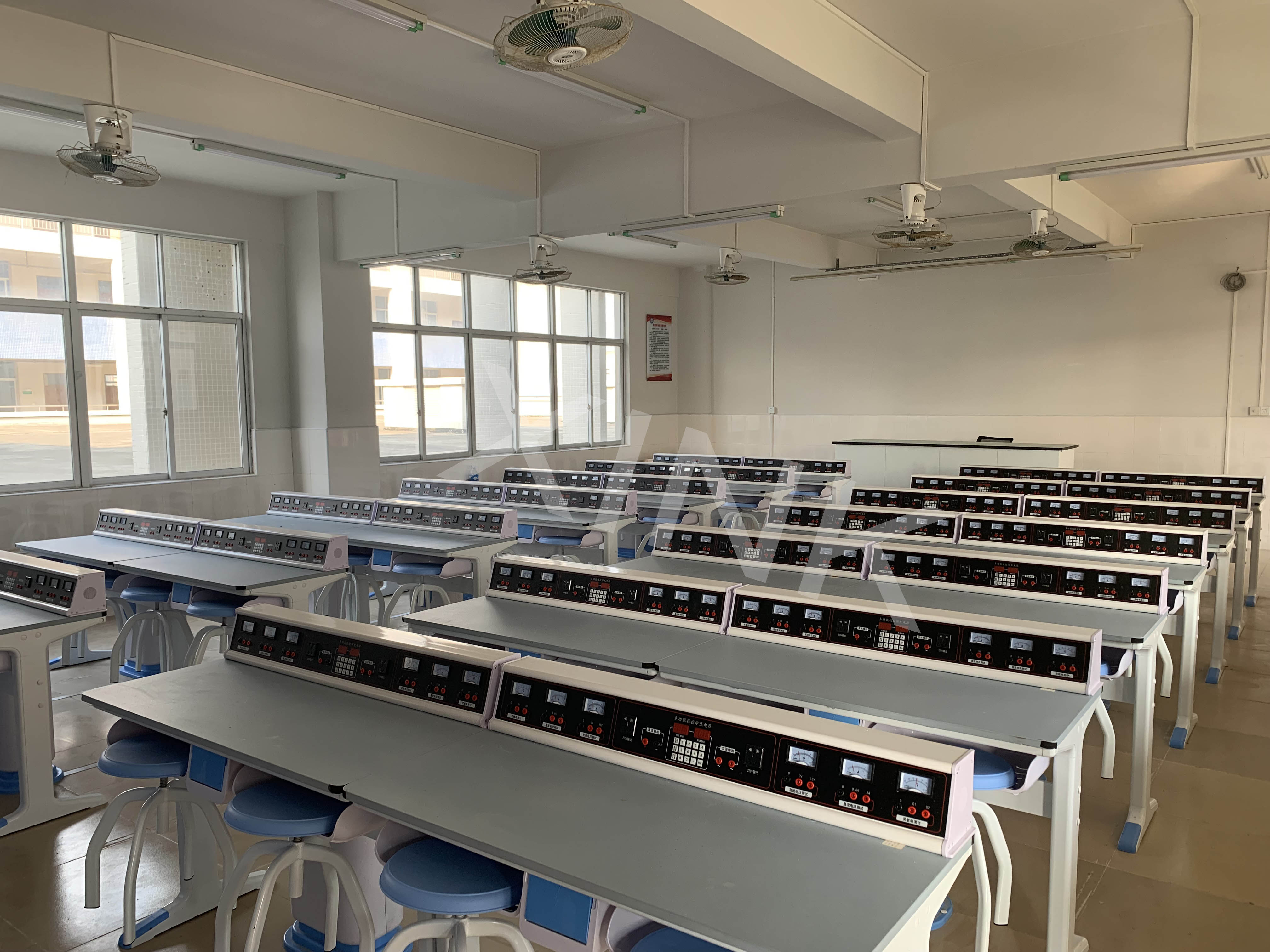 <a href='http://www.eqeq.cc/' target='1' style='font-size:14px; font-weight:bold; color:#0080ff;'>物理實驗室</a>