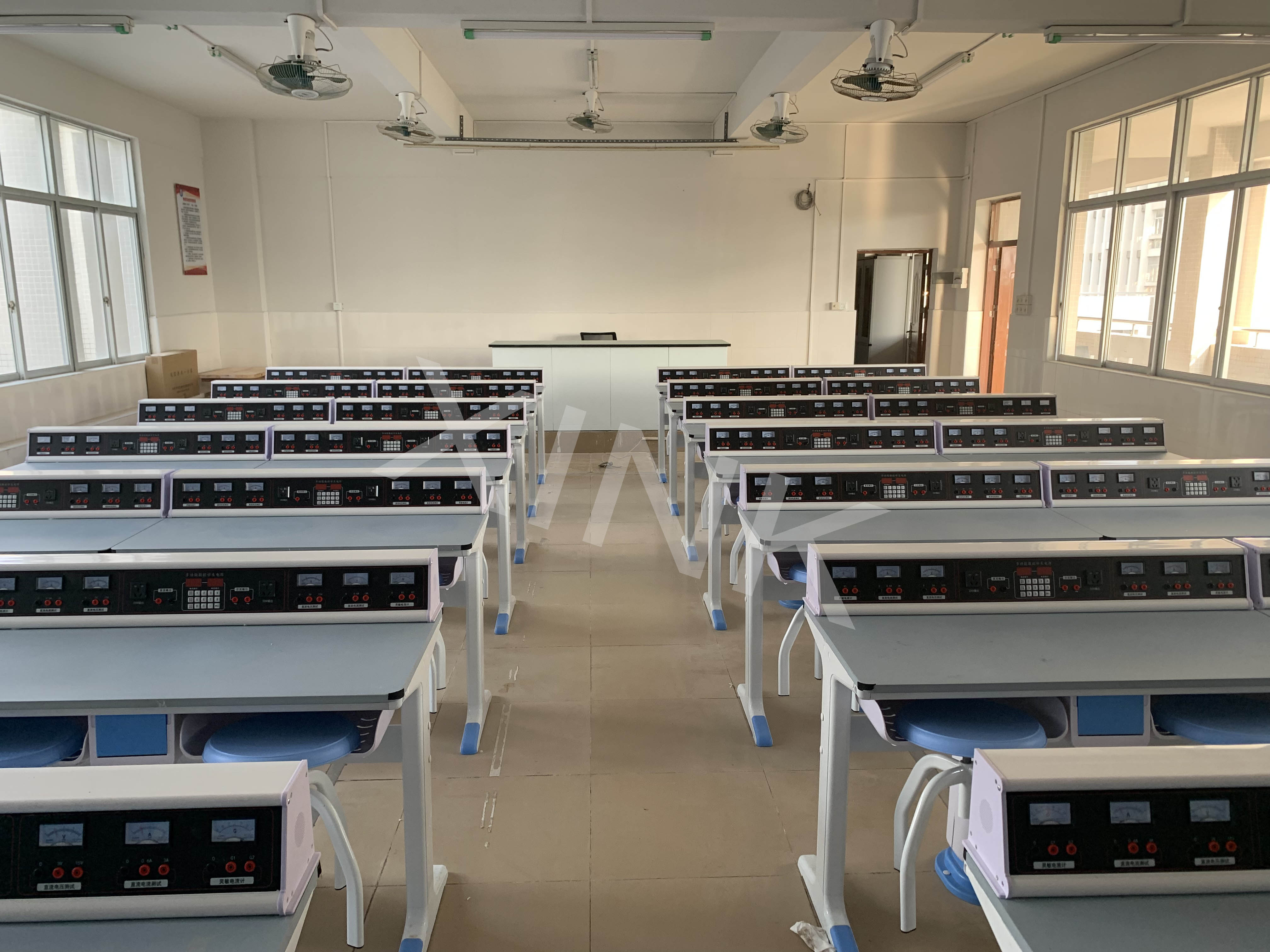 <a href='http://www.eqeq.cc/' target='1' style='font-size:14px; font-weight:bold; color:#0080ff;'>物理實驗室</a>