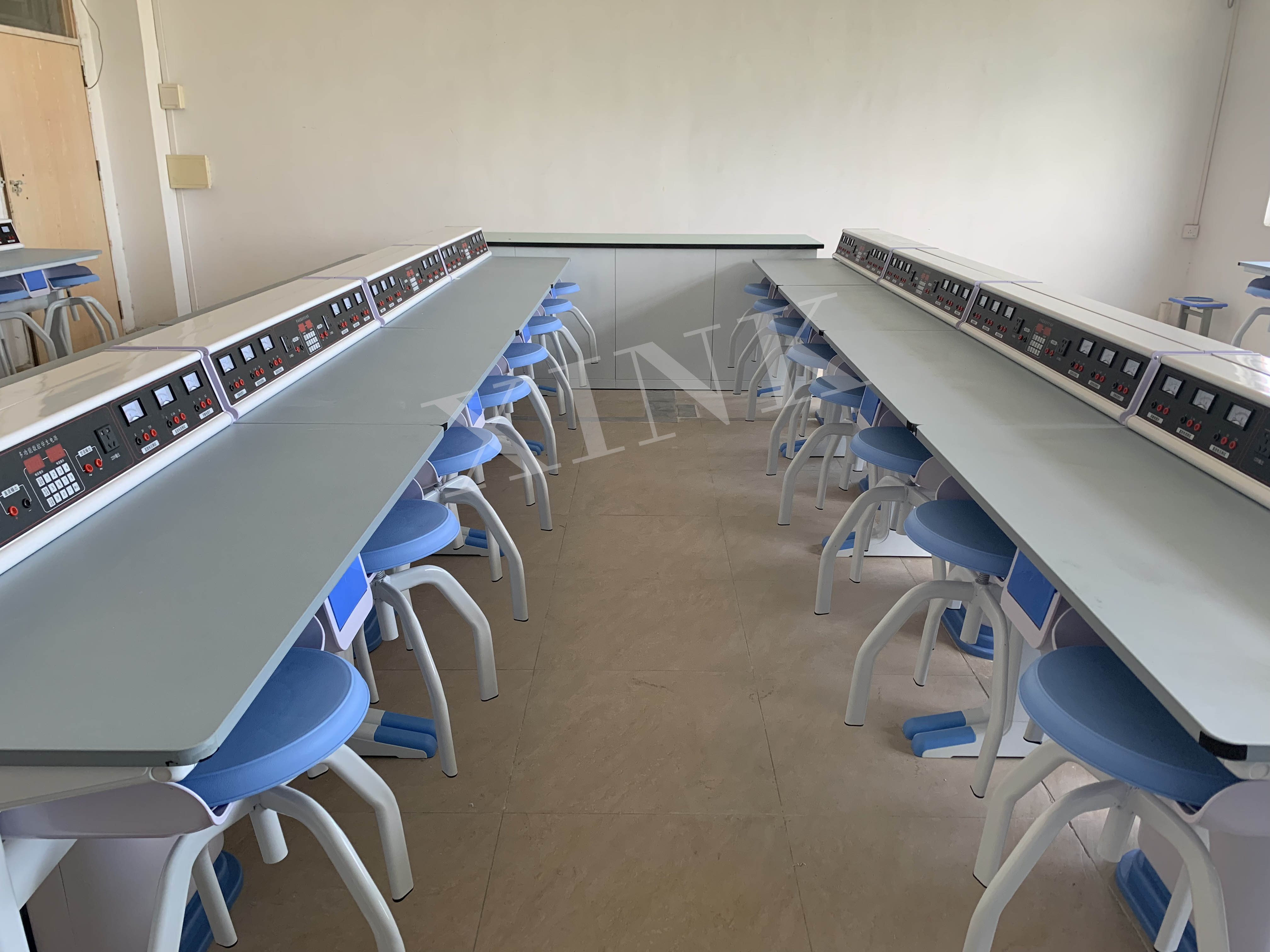 <a href='http://www.eqeq.cc/' target='1' style='font-size:14px; font-weight:bold; color:#0080ff;'>物理實驗室</a>