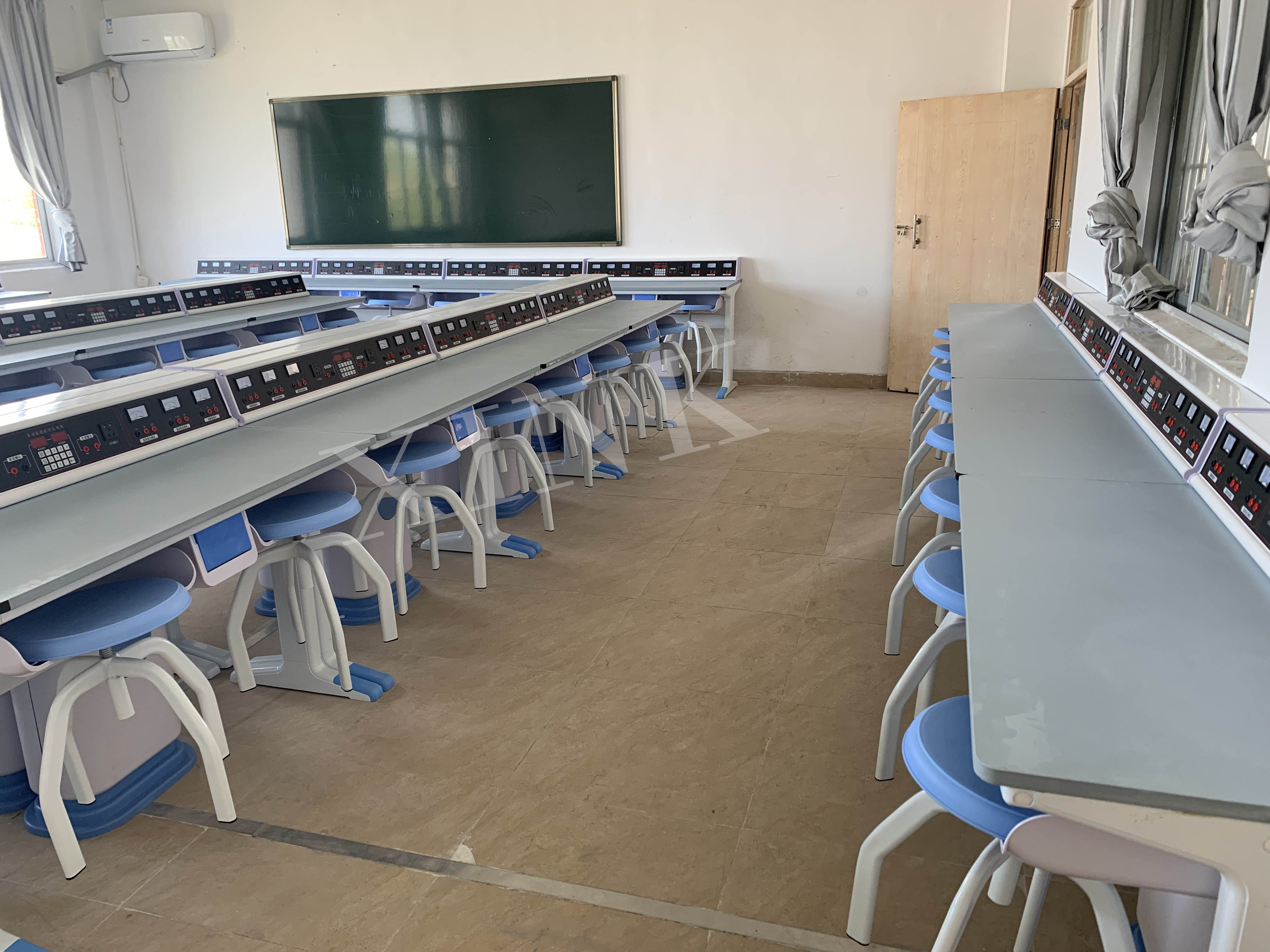 <a href='http://www.eqeq.cc/' target='1' style='font-size:14px; font-weight:bold; color:#0080ff;'>物理實驗室</a>