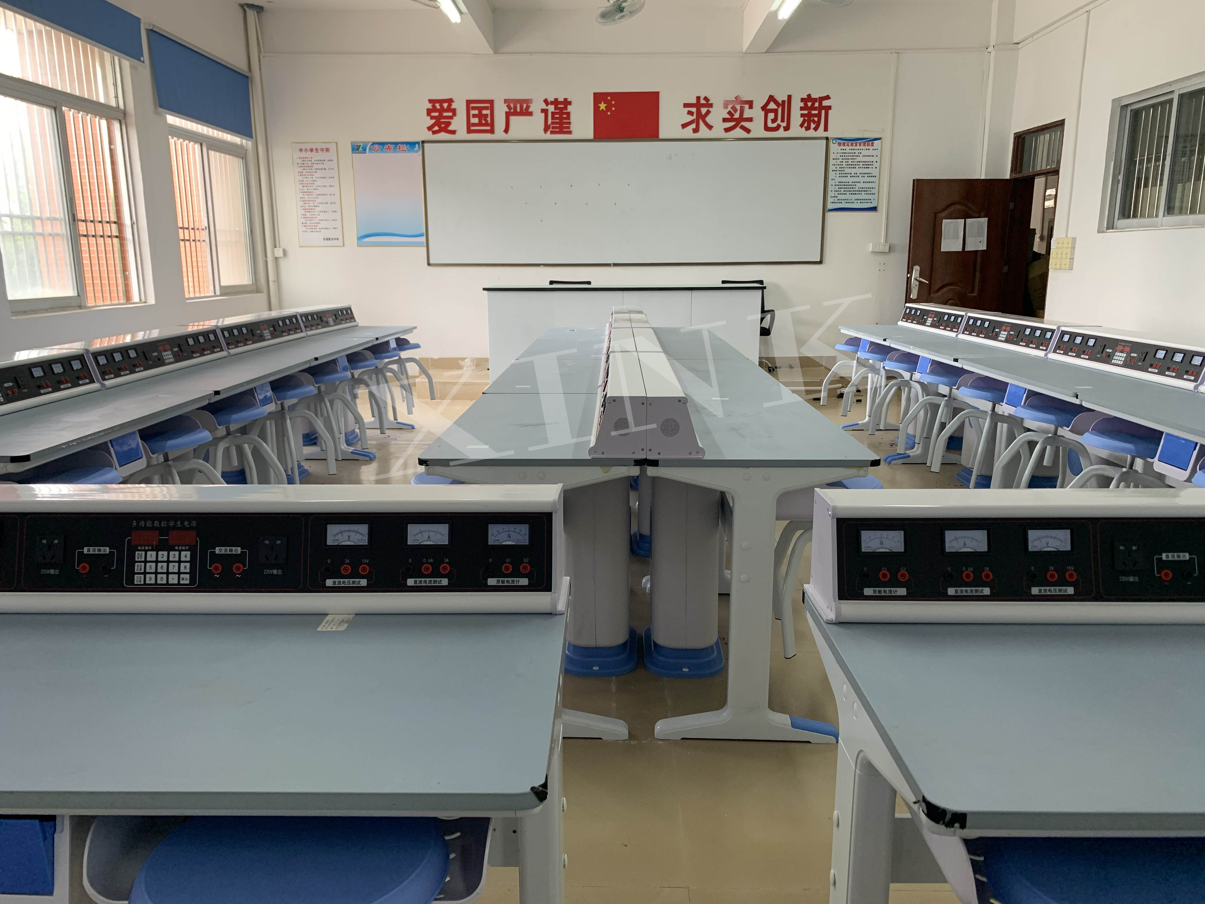 <a href='http://www.eqeq.cc/' target='1' style='font-size:14px; font-weight:bold; color:#0080ff;'>物理實(shí)驗(yàn)室</a>