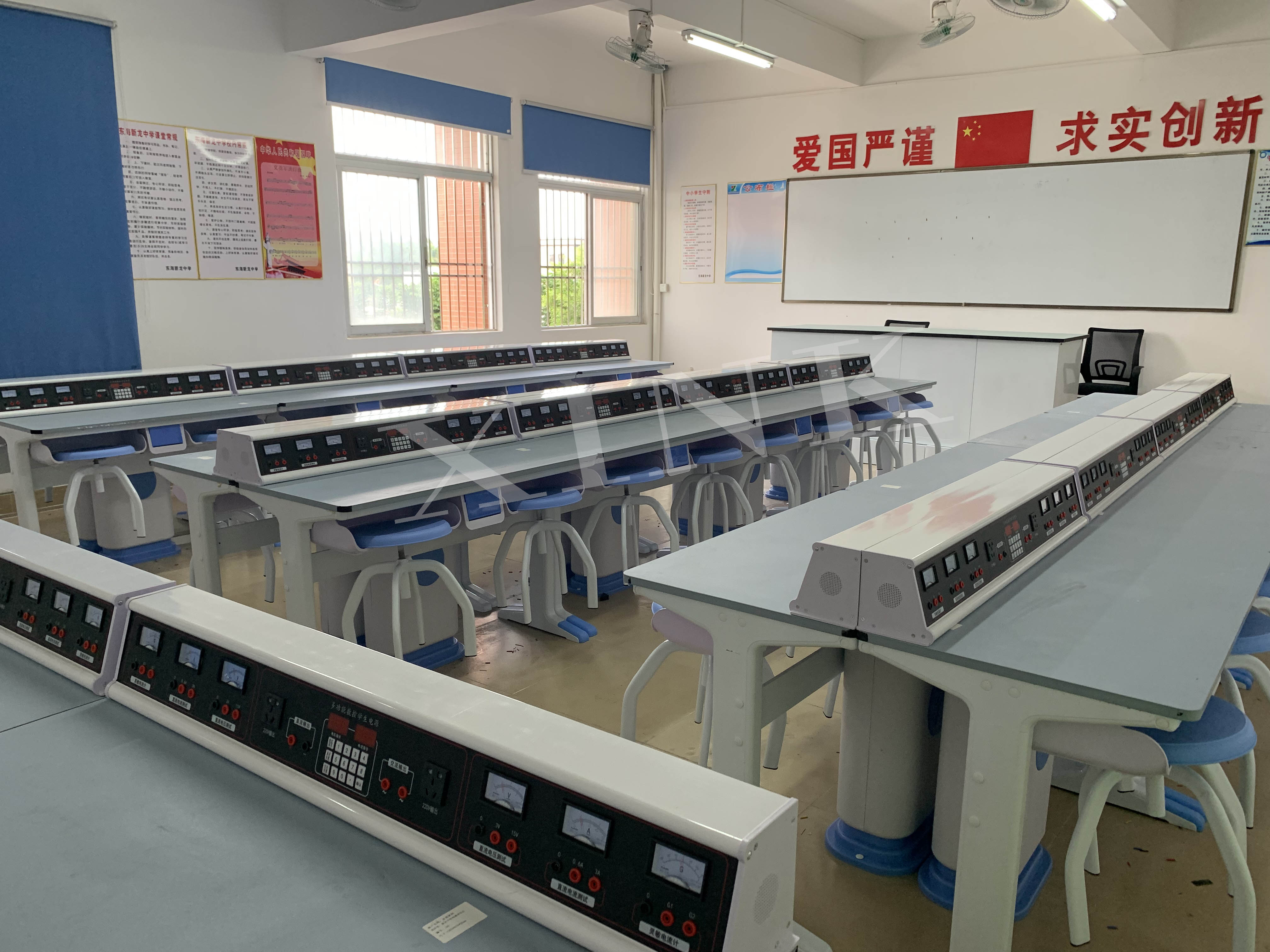 電學(xué)<a href='http://www.eqeq.cc/' target='1' style='font-size:14px; font-weight:bold; color:#0080ff;'>物理實(shí)驗(yàn)室</a>