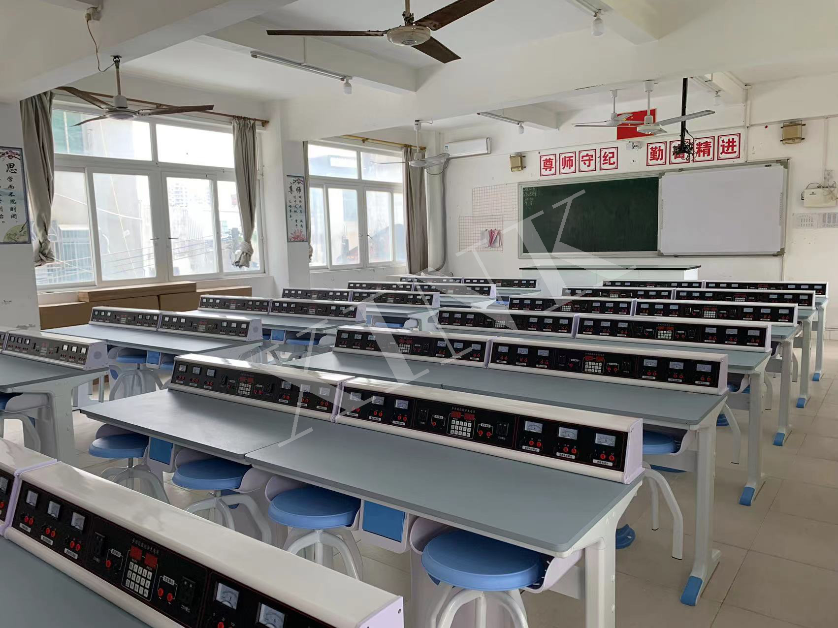 電學<a href='http://www.eqeq.cc/' target='1' style='font-size:14px; font-weight:bold; color:#0080ff;'>物理實驗室</a>