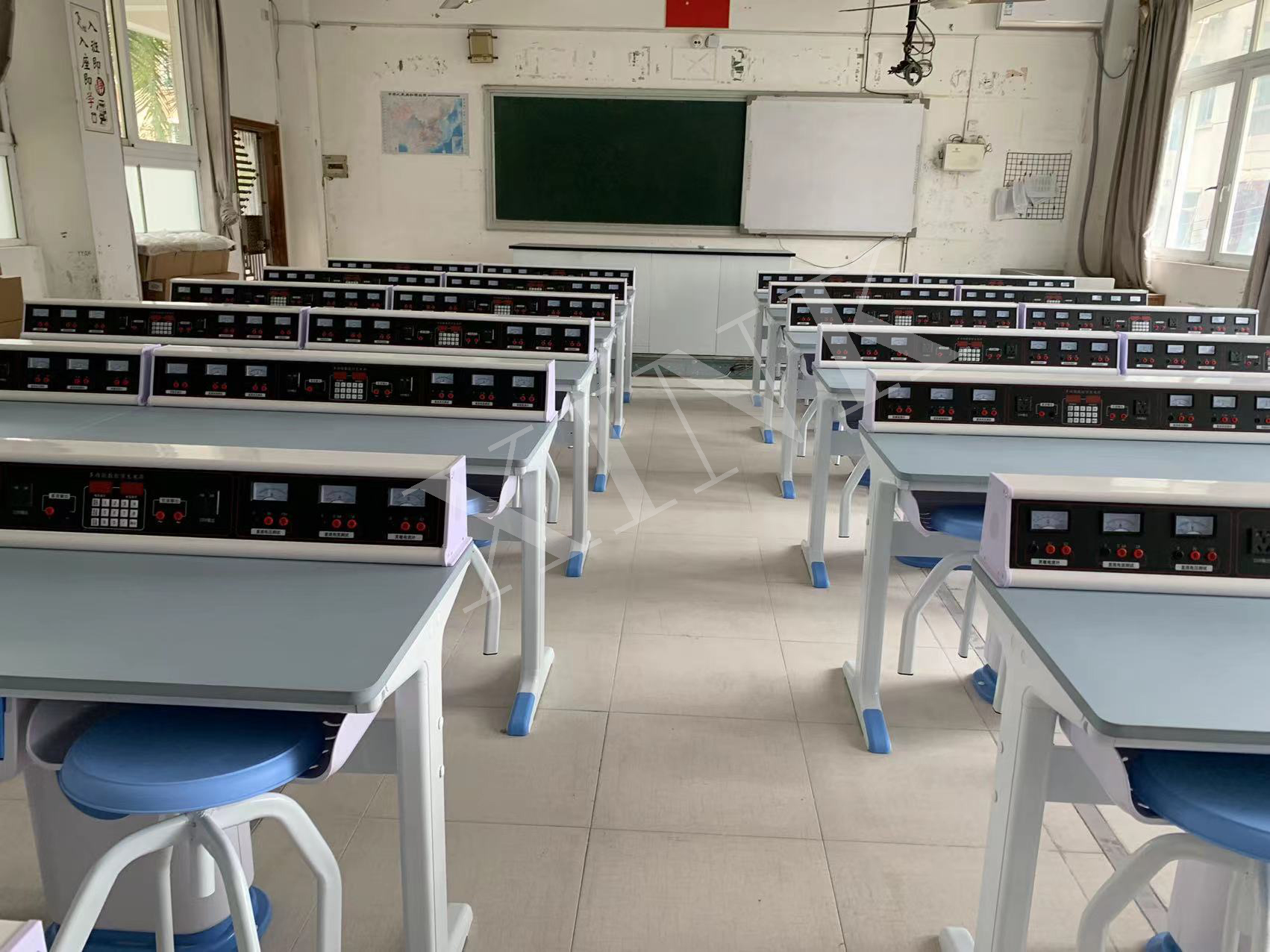 <a href='http://www.eqeq.cc/' target='1' style='font-size:14px; font-weight:bold; color:#0080ff;'>物理實驗室</a>