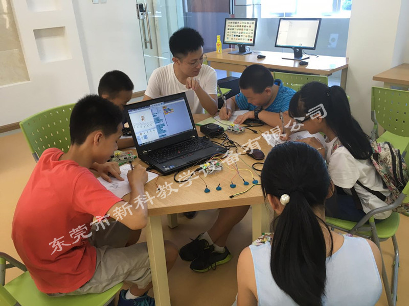 <a href='http://www.eqeq.cc' target='1' style='font-size:14px; font-weight:bold; color:#0080ff;'>創(chuàng)客實驗室</a>