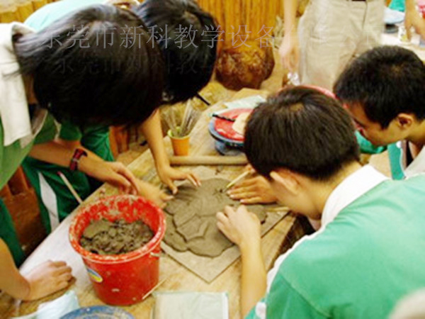 <a href='http://www.eqeq.cc/chanpin/55-1.html' target='1' style='font-size:18px; font-weight:bold; color:#000000;'>陶藝功能室</a>2