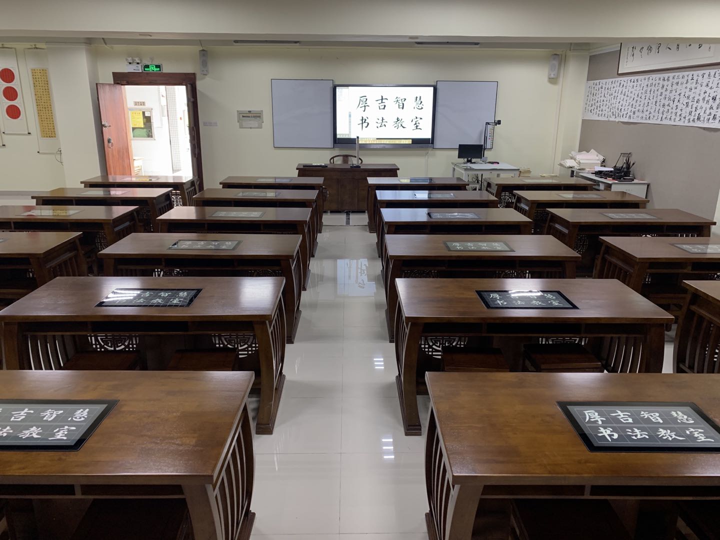 智慧<a href='http://www.eqeq.cc/chanpin/57-1.html' target='1' style='font-size:18px; font-weight:bold; color:#000000;'>書法室</a>
