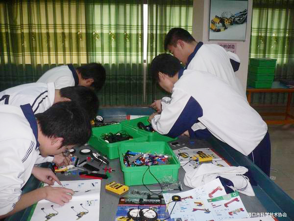 <a href='http://www.eqeq.cc/chanpin/60-1.html' target='1' style='font-size:18px; font-weight:bold; color:#000000;'>機(jī)器人功能室</a>2