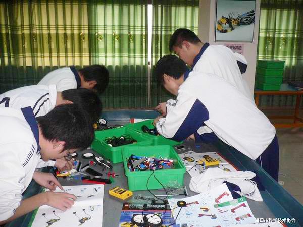 <a href='http://www.eqeq.cc/chanpin/60-1.html' target='1' style='font-size:18px; font-weight:bold; color:#000000;'>機器人功能室</a>